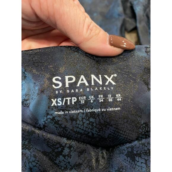 SPANX Booty Blaster 7/8 Legging Faux Snakeskin Navy Reptile XS - Picture 4 of 7